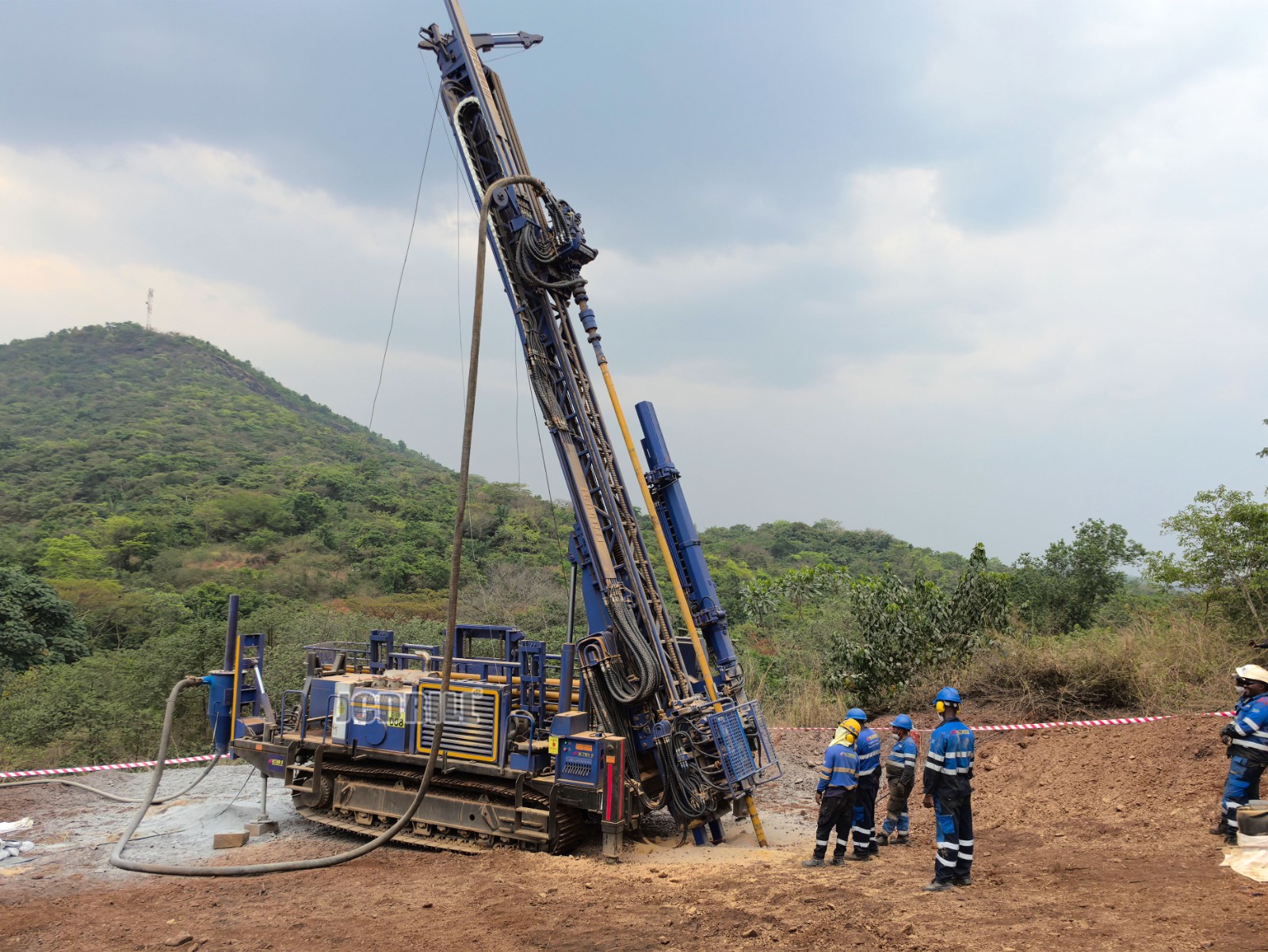 La aplicación de máquinas perforadoras de circulación inversa (RC) con sistemas automáticos de intercambio de barras en campos mineros africanos