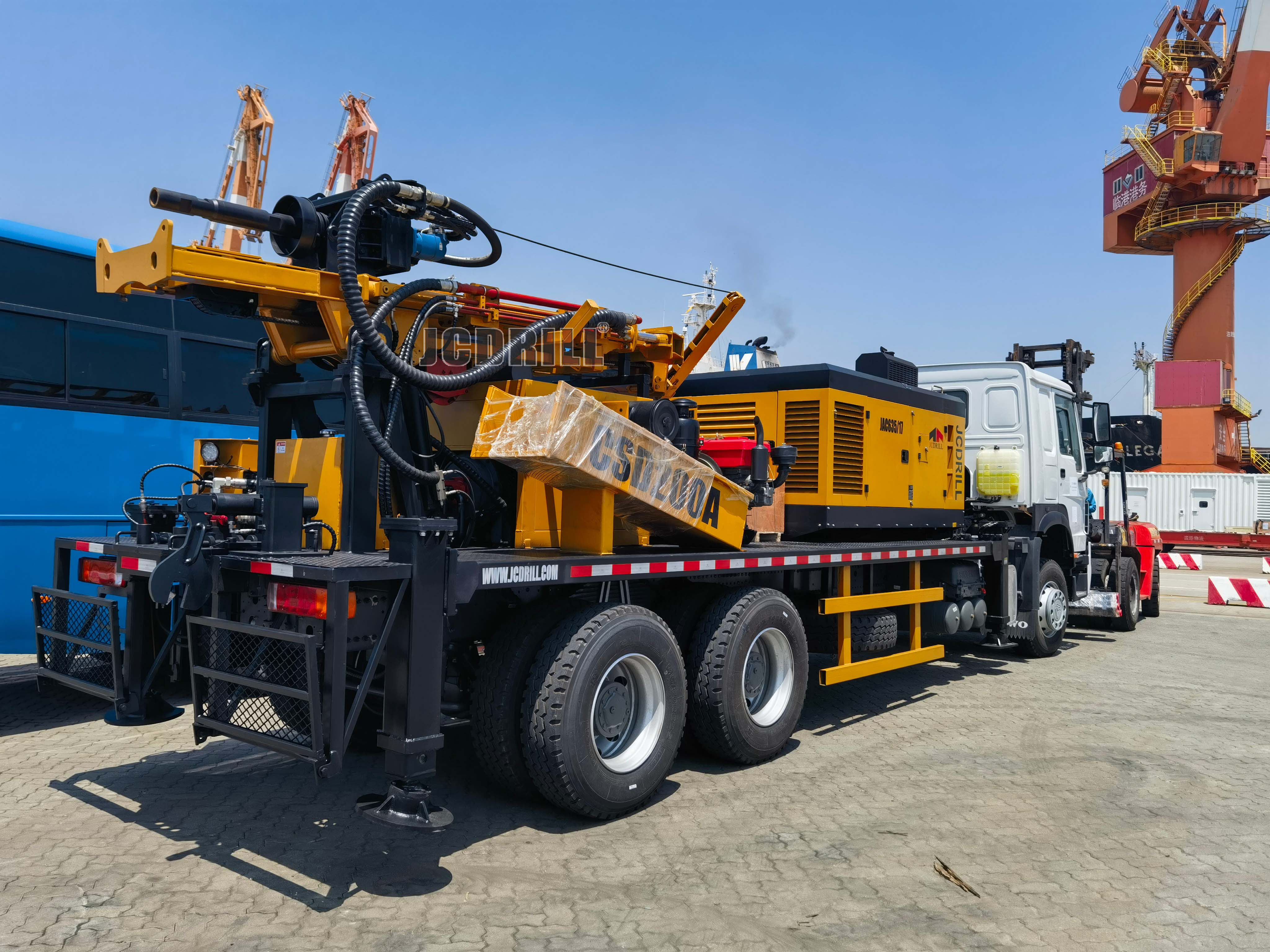 Envío de una plataforma de perforación de pozos de agua montada en un camión a América del Norte por mar